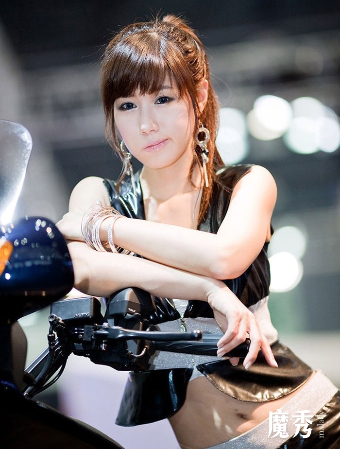 韩国摩托车模粉粉黑酷装出击