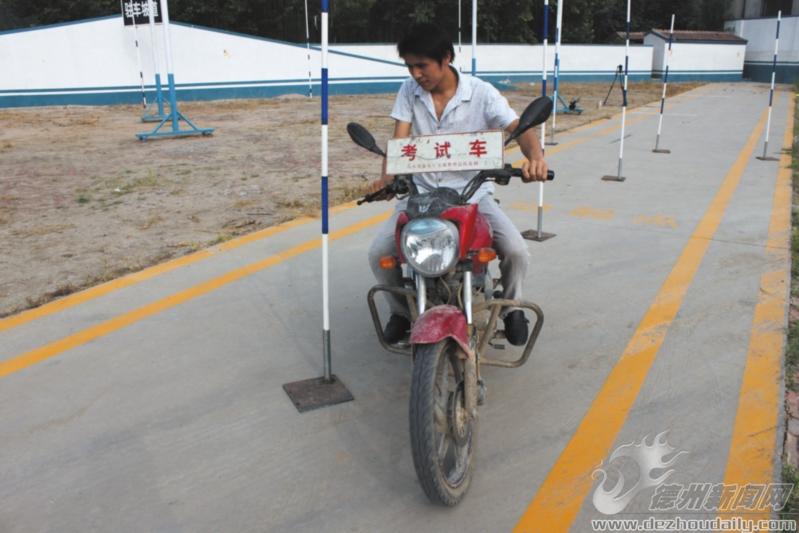 8月1日,刘启猛在进行摩托车科目二"场考"