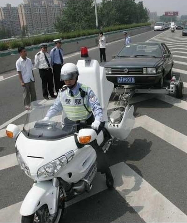 上海交警装备新型摩托车载拖车装置外形酷炫 行业资讯 资讯中心 全球摩托车网移动版 摩托车品牌 摩托车报价 摩托车之家 摩托车门户