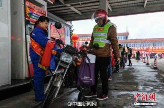 骑摩托返乡民工：省一百是一百 给孩子买衣服