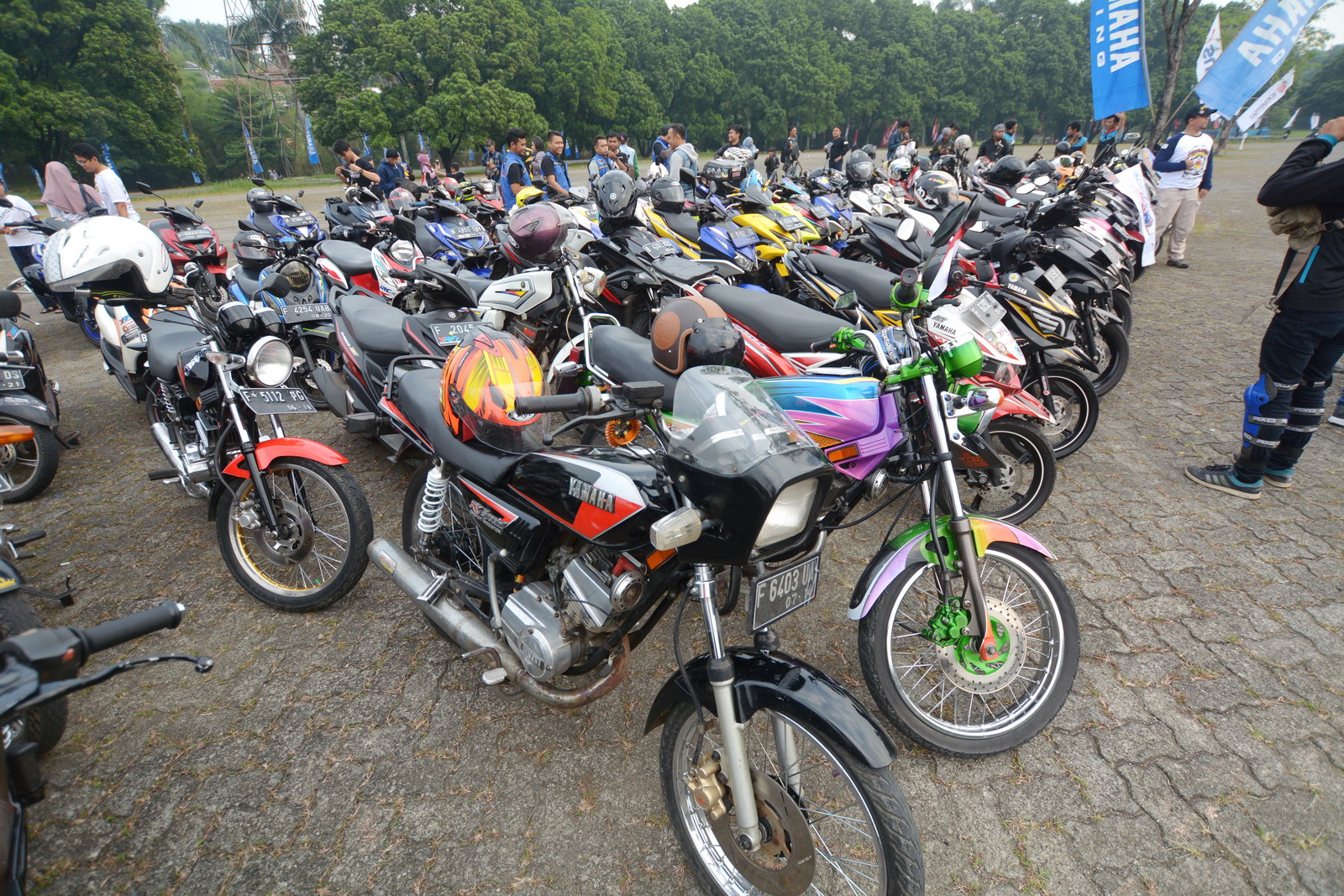 图集 亚洲锦标赛印尼站 停车场里的各式改装车 亚洲公路摩托车锦标赛 摩托赛事 资讯中心 全球摩托车网移动版 摩托车品牌 摩托车报价 摩托车之家 摩托车 门户