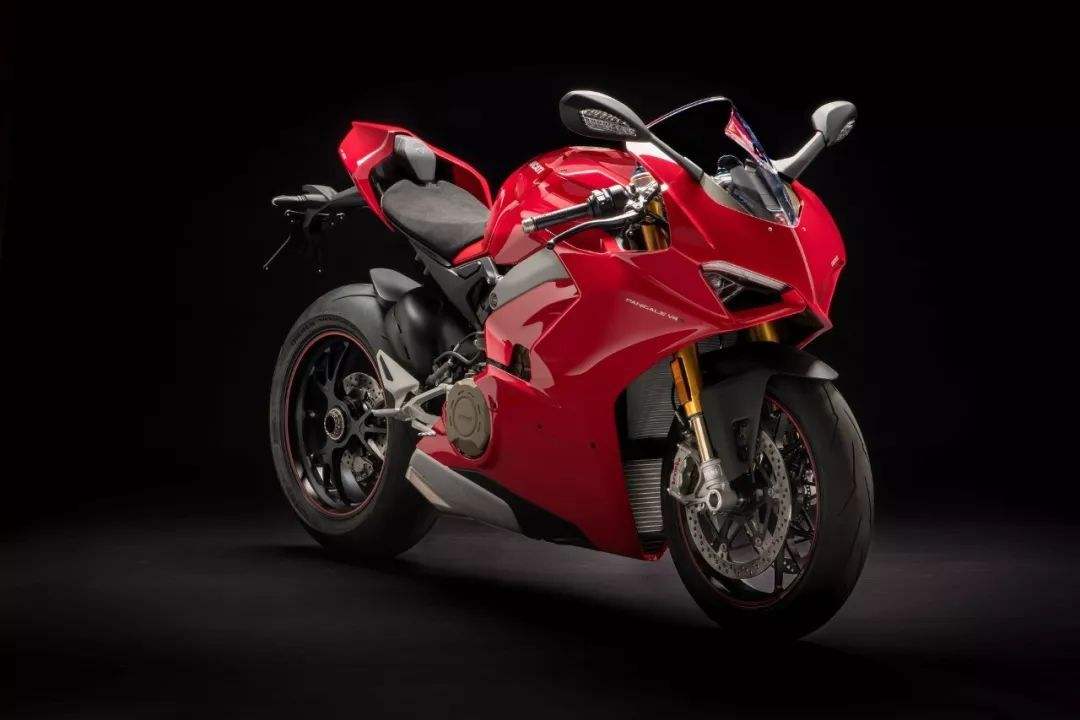 2018年,杜卡迪推出全新panigale v4系列,分别有标准版,s版及speciale