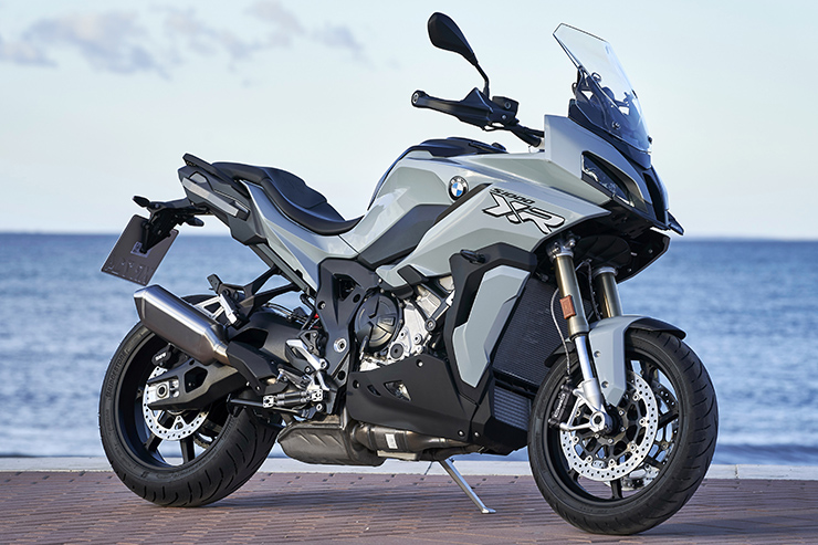 外媒测评多面手跨界车型宝马s1000xr2020