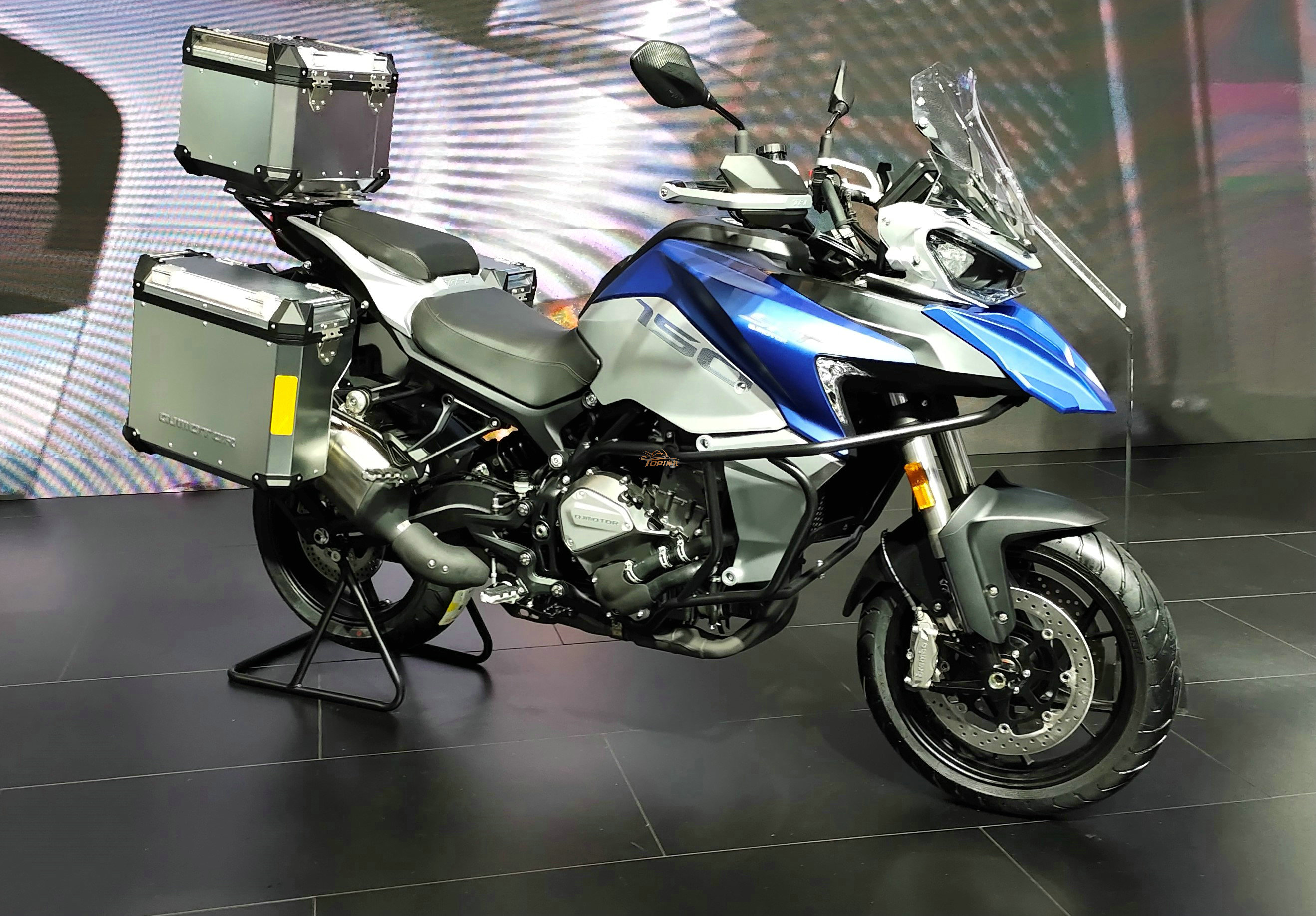 qjmotor 骁750目前国产排量最大的复古摩托车幼狮800,虽然在价格方面