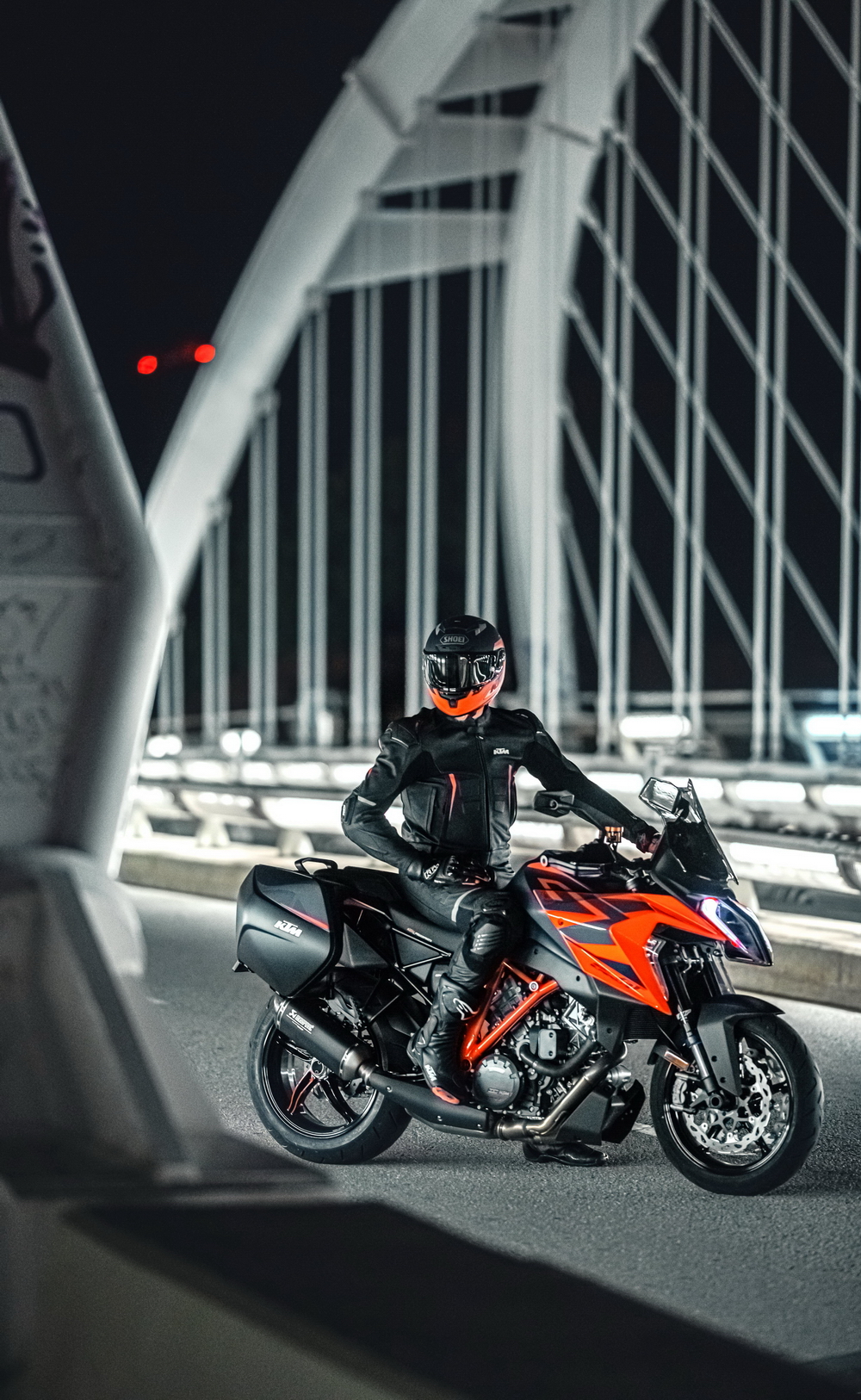 KTM 2022 运动旅行车 1290 Super Duke GT 户外特写