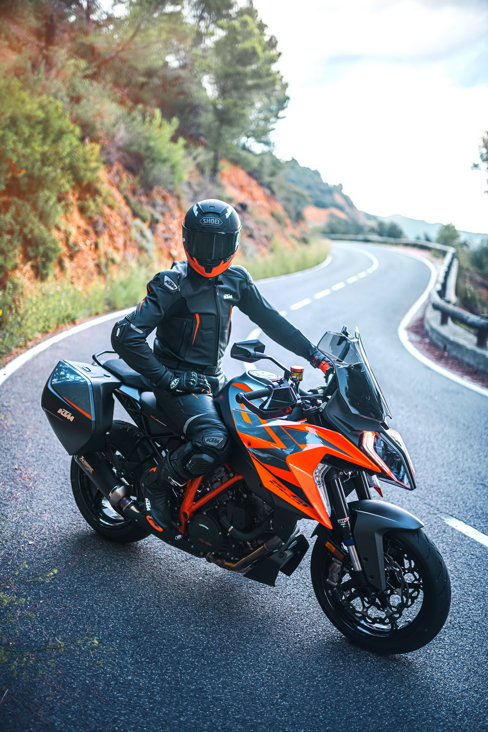 KTM 2022 运动旅行车 1290 Super Duke GT 户外特写